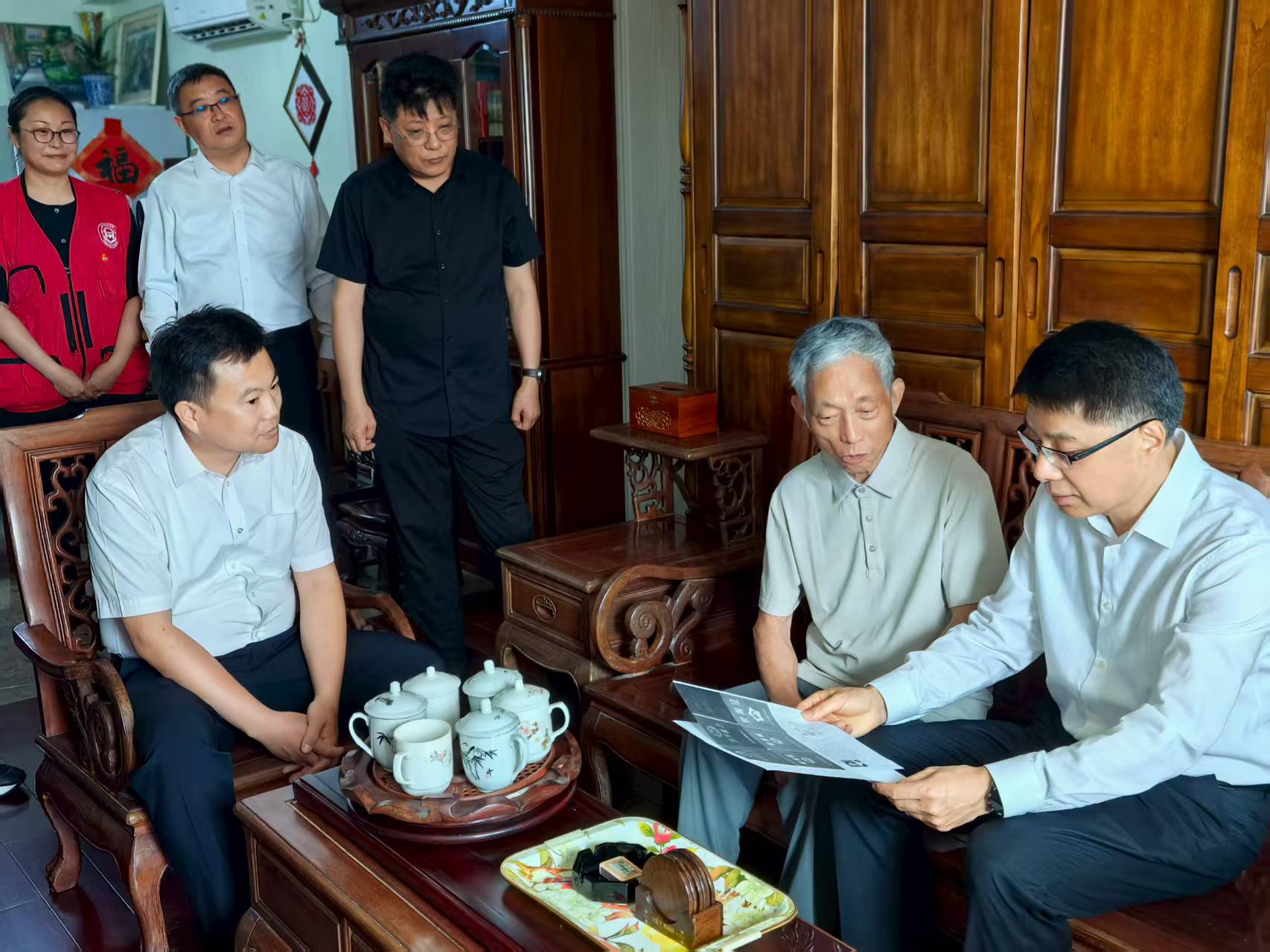 区委书记胡广杰走访慰问二等功臣退役老兵张志文