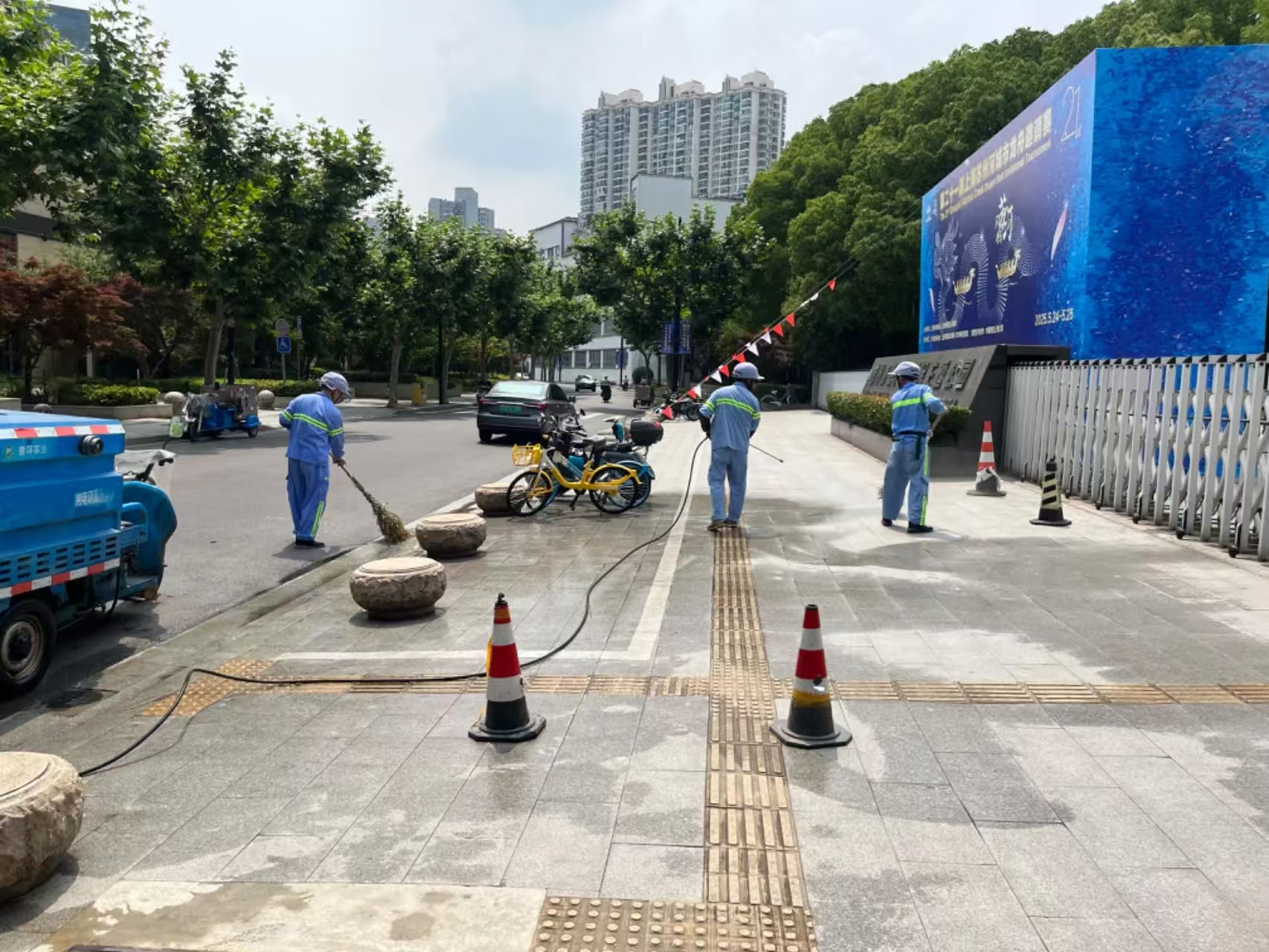 2025年第二十一届上海苏州河城市龙舟邀请赛圆满落幕 普陀区绿化市容局全力做好市容环境保障工作