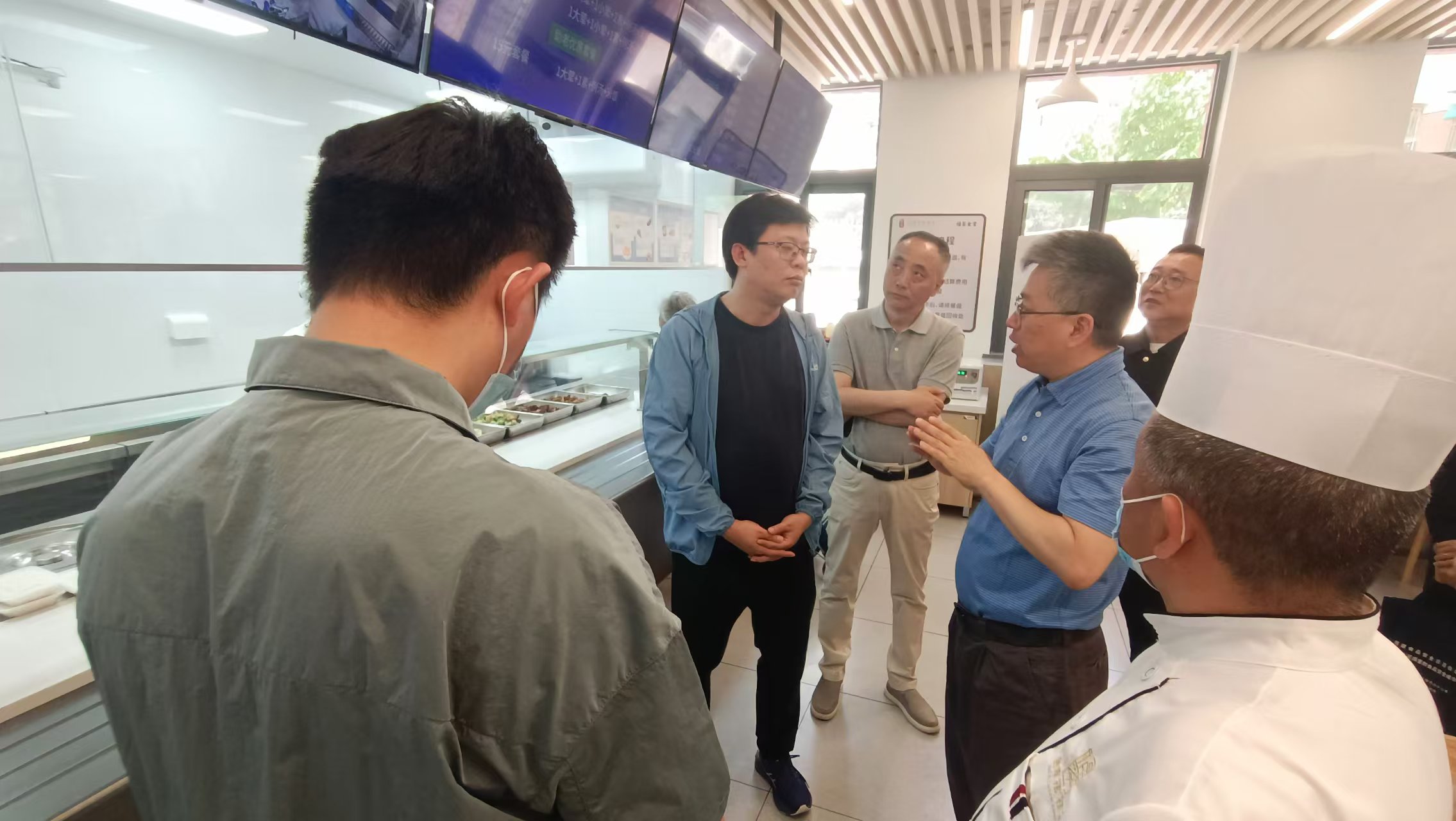 周如意副区长带队至章家巷长者食堂进行实地检查 虞亚光局长陪同